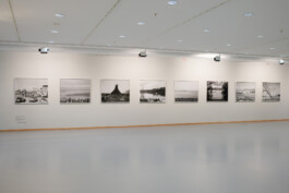 HOME AGAIN Migration | Home | Memory curated by Andy Heller & Oliver Krebs ML Casteel Göran Gnaudschun Andy Heller Ulrike Kolb Oliver Krebs Eva Leitolf Wiebke Loeper Ute Mahler & Werner Mahler Jana Sophia Nolle Ingmar Björn Nolting Peter Piller Minna Rainio Mark Roberts Elena Subach Willy-Brandt-Haus Stresemannstr. 28 10963 Berlin Opening June 30, 2022 at 7 pm Exhibition July 1 – September 25, 2022 