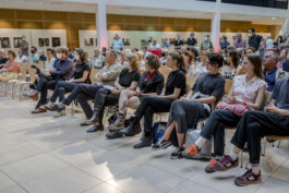 HOME AGAIN Migration | Home | Memory curated by Andy Heller & Oliver Krebs ML Casteel Göran Gnaudschun Andy Heller Ulrike Kolb Oliver Krebs Eva Leitolf Wiebke Loeper Ute Mahler & Werner Mahler Jana Sophia Nolle Ingmar Björn Nolting Peter Piller Minna Rainio Mark Roberts Elena Subach Willy-Brandt-Haus Stresemannstr. 28 10963 Berlin Opening June 30, 2022 at 7 pm Exhibition July 1 – September 25, 2022 