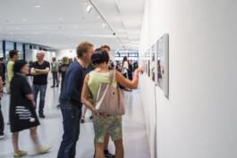 HOME AGAIN Migration | Home | Memory curated by Andy Heller & Oliver Krebs ML Casteel Göran Gnaudschun Andy Heller Ulrike Kolb Oliver Krebs Eva Leitolf Wiebke Loeper Ute Mahler & Werner Mahler Jana Sophia Nolle Ingmar Björn Nolting Peter Piller Minna Rainio Mark Roberts Elena Subach Willy-Brandt-Haus Stresemannstr. 28 10963 Berlin Opening June 30, 2022 at 7 pm Exhibition July 1 – September 25, 2022 