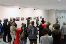 HOME AGAIN Migration | Home | Memory curated by Andy Heller & Oliver Krebs ML Casteel Göran Gnaudschun Andy Heller Ulrike Kolb Oliver Krebs Eva Leitolf Wiebke Loeper Ute Mahler & Werner Mahler Jana Sophia Nolle Ingmar Björn Nolting Peter Piller Minna Rainio Mark Roberts Elena Subach Willy-Brandt-Haus Stresemannstr. 28 10963 Berlin Opening June 30, 2022 at 7 pm Exhibition July 1 – September 25, 2022 